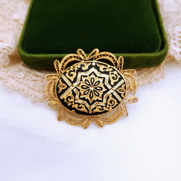 Vintage Damascene Filigree Brooch, Gold Tone Pin - Picture 4 of 7